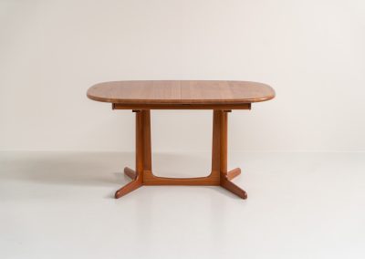 Extendable dining table by Gudme Møbelfabrik (Denmark, 1960s). The table is crafted out of solid teak and features stunning organic lines. It is easily extendable with either one or two extension plates, fitting up to 8 and possibly even 10 chairs. In very good condition with some minor using traces. Labeled by maker.