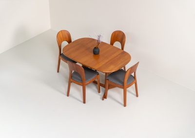 Extendable dining table by Gudme Møbelfabrik (Denmark, 1960s). The table is crafted out of solid teak and features stunning organic lines. It is easily extendable with either one or two extension plates, fitting up to 8 and possibly even 10 chairs. In very good condition with some minor using traces. Labeled by maker.