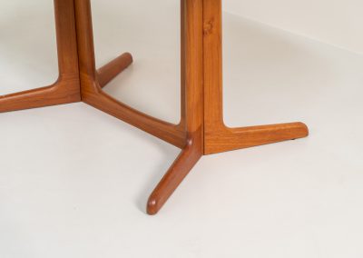 Extendable dining table by Gudme Møbelfabrik (Denmark, 1960s). The table is crafted out of solid teak and features stunning organic lines. It is easily extendable with either one or two extension plates, fitting up to 8 and possibly even 10 chairs. In very good condition with some minor using traces. Labeled by maker.