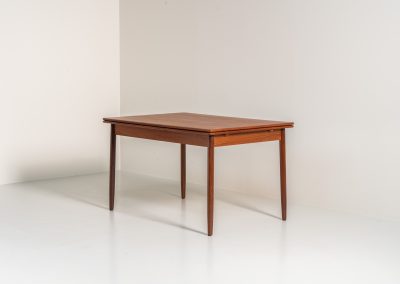 Danish extendable dining table, 1960s. A beautiful Danish extendable dining table that can easily be extended from 126 cm to 174 cm with one extension or to 223 cm with two extensions. The table is in very good condition, features a lovely wood grain and has beautiful tapered legs.