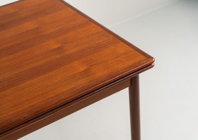 Danish extendable dining table, 1960s. A beautiful Danish extendable dining table that can easily be extended from 126 cm to 174 cm with one extension or to 223 cm with two extensions. The table is in very good condition, features a lovely wood grain and has beautiful tapered legs.