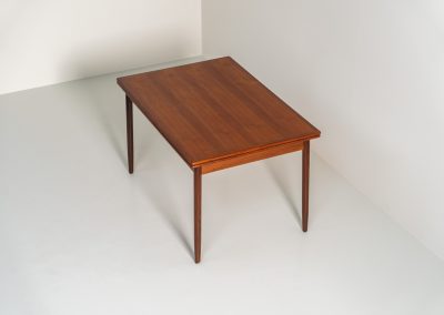 Danish extendable dining table, 1960s. A beautiful Danish extendable dining table that can easily be extended from 126 cm to 174 cm with one extension or to 223 cm with two extensions. The table is in very good condition, features a lovely wood grain and has beautiful tapered legs.