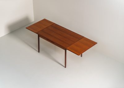 Danish extendable dining table, 1960s. A beautiful Danish extendable dining table that can easily be extended from 126 cm to 174 cm with one extension or to 223 cm with two extensions. The table is in very good condition, features a lovely wood grain and has beautiful tapered legs.