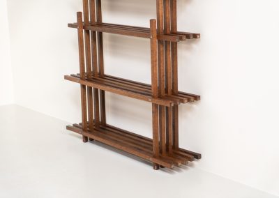 Sculptural wengé slat bookcase (Europe, 1960s). A sculptural bookcase defined by the rhythmic interplay of solid wengé slats and slender vertical supports. Its distinctive stepped construction, tapering towards the top, gives the piece an almost totemic presence. Both a functional piece of furniture and an architectural object. As we have been unable to find any documentation or comparable examples, this may well be a one-of-a-kind piece, reminiscent of the work of Fabrizio Mangoni. The bookcase is in beautiful vintage condition, with minor signs of age and use, including a few slightly warped slats.