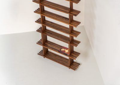 Sculptural wengé slat bookcase (Europe, 1960s). A sculptural bookcase defined by the rhythmic interplay of solid wengé slats and slender vertical supports. Its distinctive stepped construction, tapering towards the top, gives the piece an almost totemic presence. Both a functional piece of furniture and an architectural object. As we have been unable to find any documentation or comparable examples, this may well be a one-of-a-kind piece, reminiscent of the work of Fabrizio Mangoni. The bookcase is in beautiful vintage condition, with minor signs of age and use, including a few slightly warped slats.